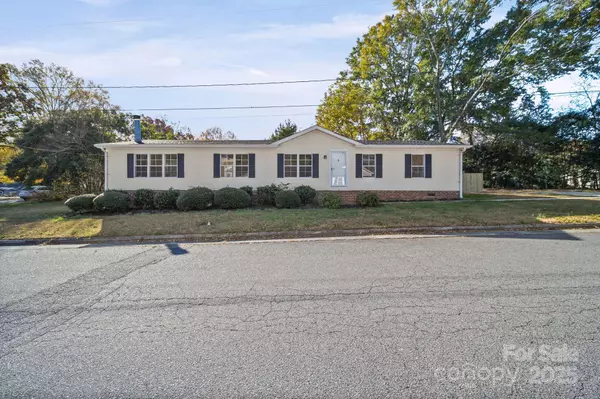 2008 Woodlawn ST, Kannapolis, NC 28083