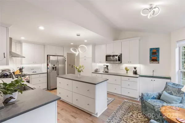 Highlands, NC 28741,75 Hickory DR