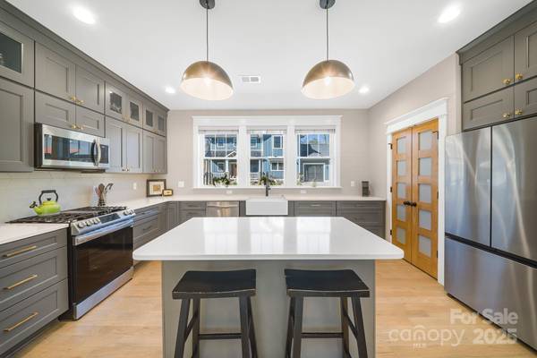 38 Acona LN, Asheville, NC 28803