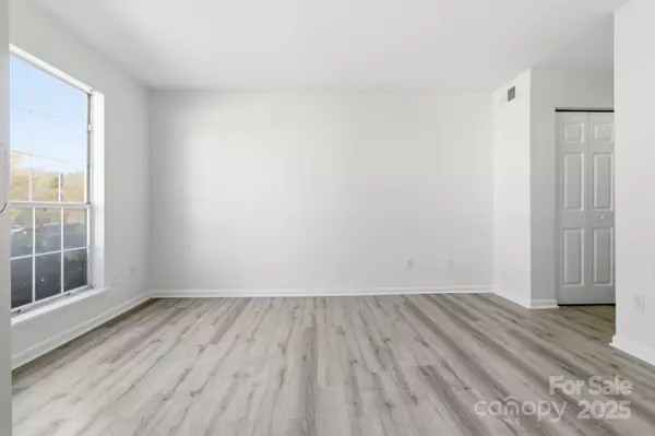 Charlotte, NC 28215,6113 Windsor Gate LN