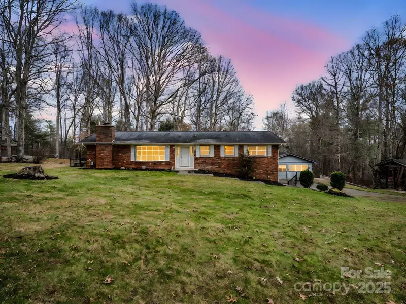 136 Old Tanglewood TRL, Hendersonville, NC 28739