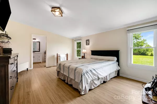 Hendersonville, NC 28792,37 Bittersweet DR