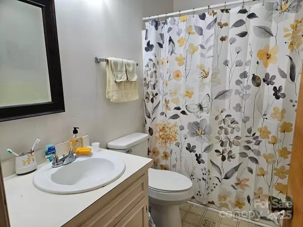 Hickory, NC 28601,1335 12th Street DR NW #12