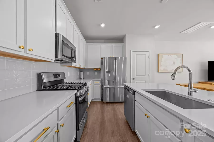 915 Kinsey ALY, Charlotte, NC 28217