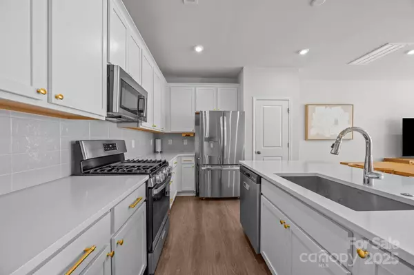 915 Kinsey ALY, Charlotte, NC 28217