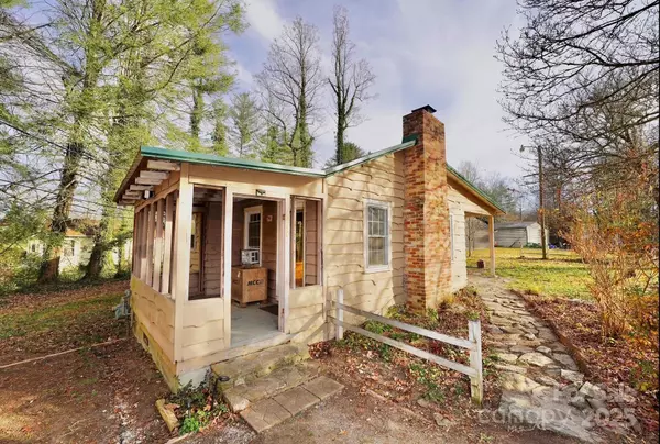 320 Dove Haven LN, Hendersonville, NC 28791