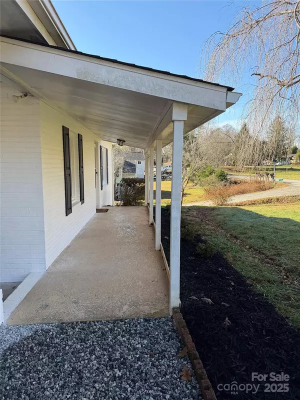 Hendersonville, NC 28792,401 Bradshaw AVE