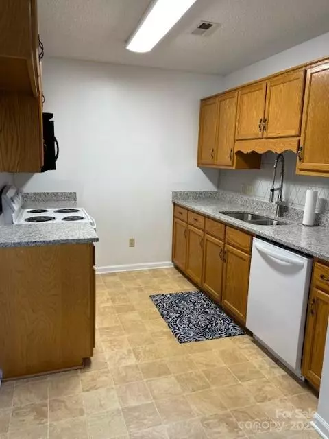 Hickory, NC 28601,1092 22nd ST NE #105