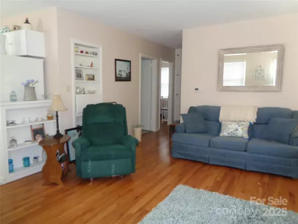 Waynesville, NC 28786,230 Leisure LN