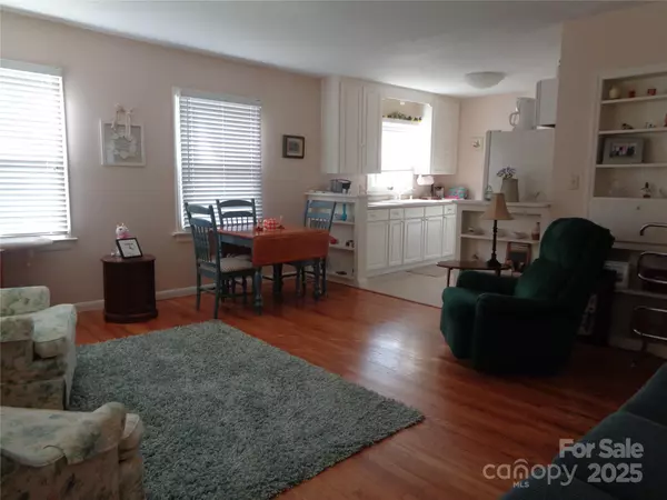 Waynesville, NC 28786,230 Leisure LN