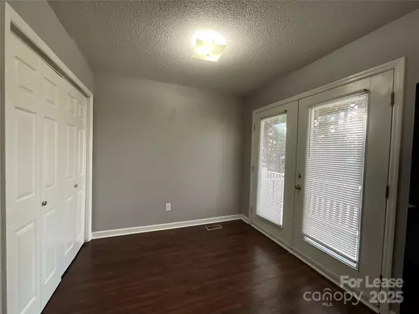 Newton, NC 28658,206 W 15th ST #3