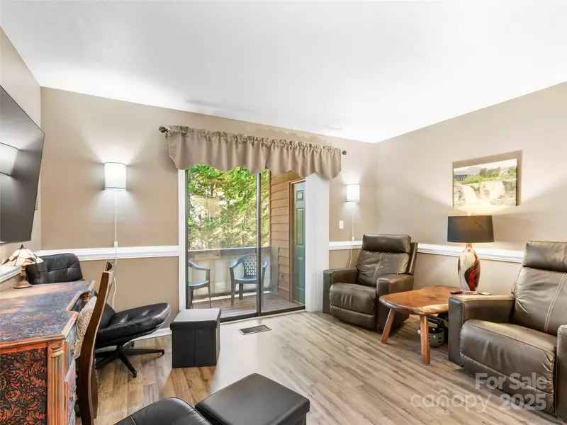 531 Courtwood LN #2, Hendersonville, NC 28739