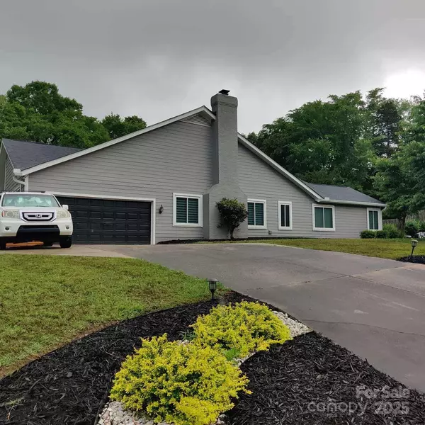 Matthews, NC 28105,9327 Hunting CT