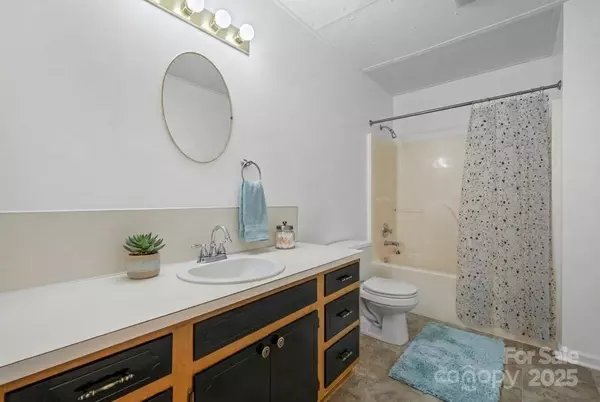 Newton, NC 28658,118 W 15th ST