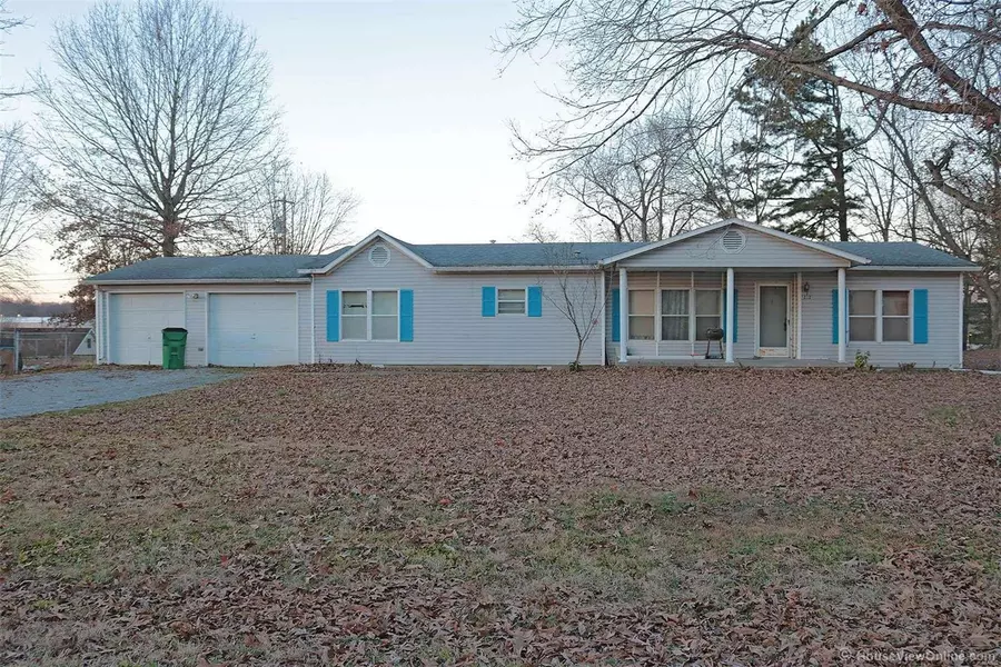 212 W Cherry ST, Scott City, MO 63780