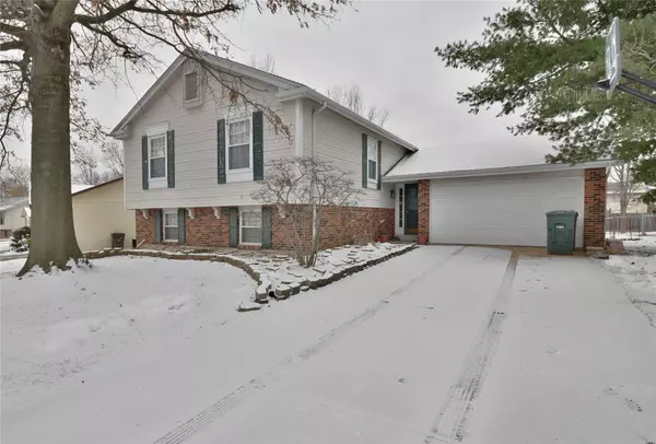 10 Crescent Woods DR, St Peters, MO 63376