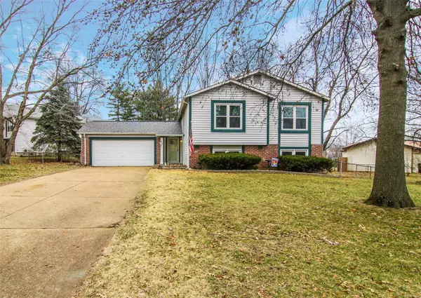 225 Falling Leaf DR, St Peters, MO 63376