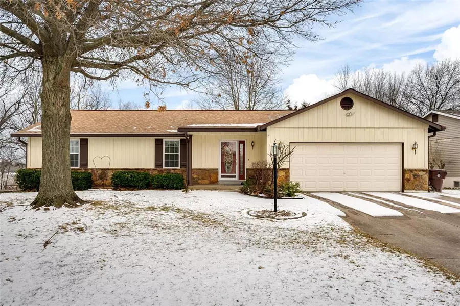 2101 Creekpoint, St Peters, MO 63376