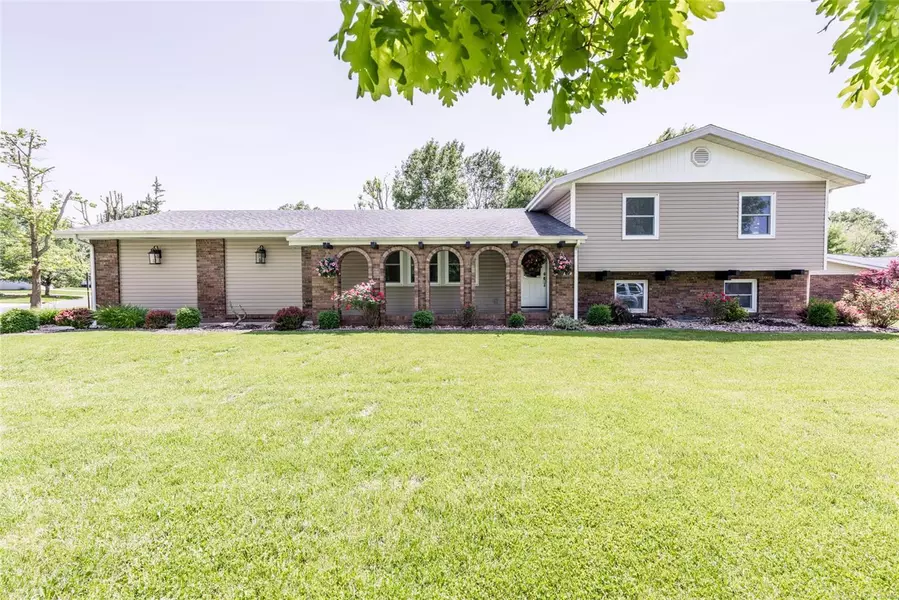 38 Cardinal LN, Highland, IL 62249