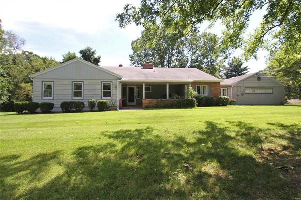 4909 Pierce LN, Godfrey, IL 62035