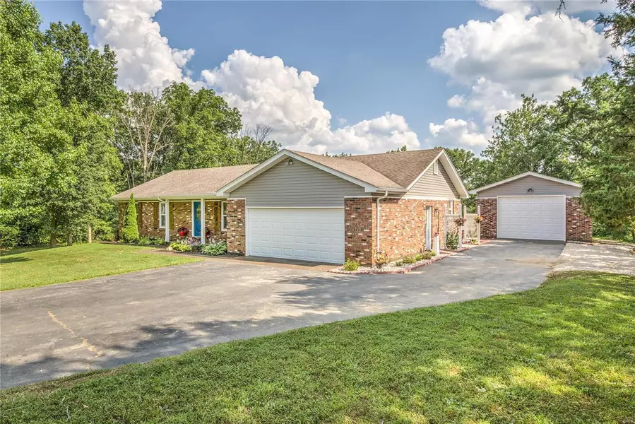 21044 W Deer Ridge DR, Warrenton, MO 63383