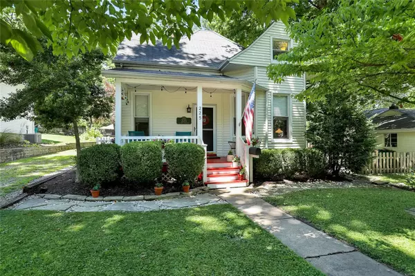 225 S Old Orchard, Webster Groves, MO 63119