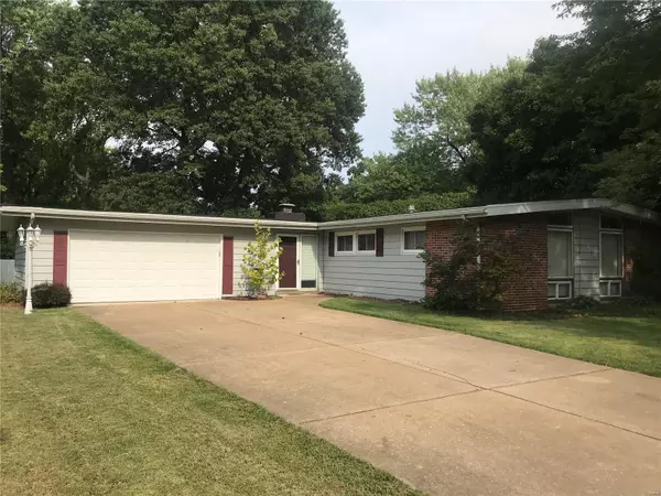 9 Bayberry, Florissant, MO 63033