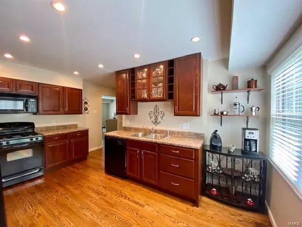 St Louis, MO 63131,1102 Pendant CT