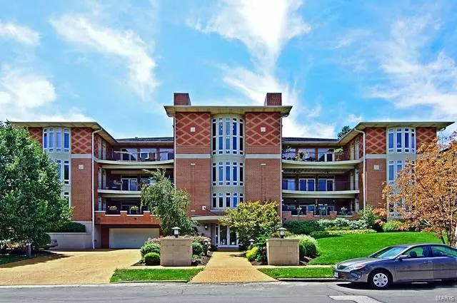 University City, MO 63105,7320 Forsyth BLVD #304