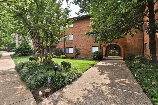 303 N Meramec AVE #301, Clayton, MO 63105