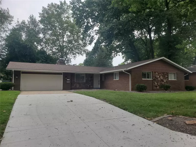 405 Willowbrook LN, Collinsville, IL 62234