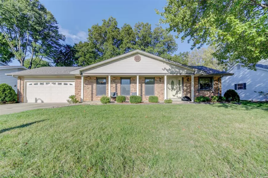 923 Devonshire LN, St Charles, MO 63301