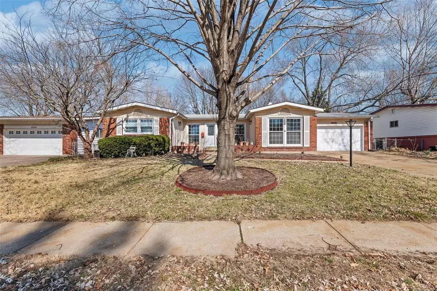 3275 Hermoso DR, Florissant, MO 63033