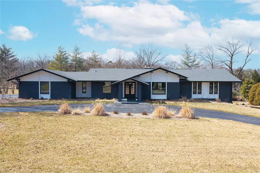 359 Pebble Acres DR, Town And Country, MO 63141