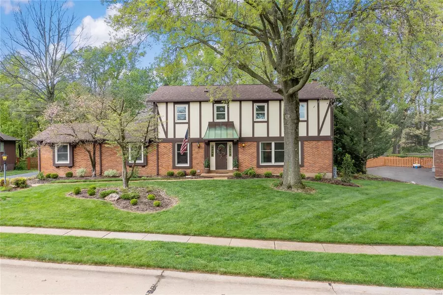 379 Country Glen LN, St Louis, MO 63141