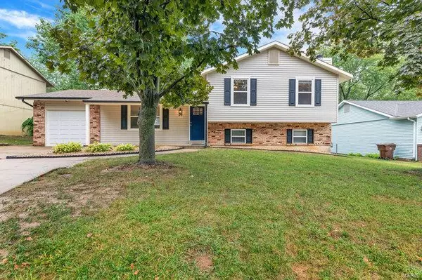 26 Vanguard DR, St Peters, MO 63376