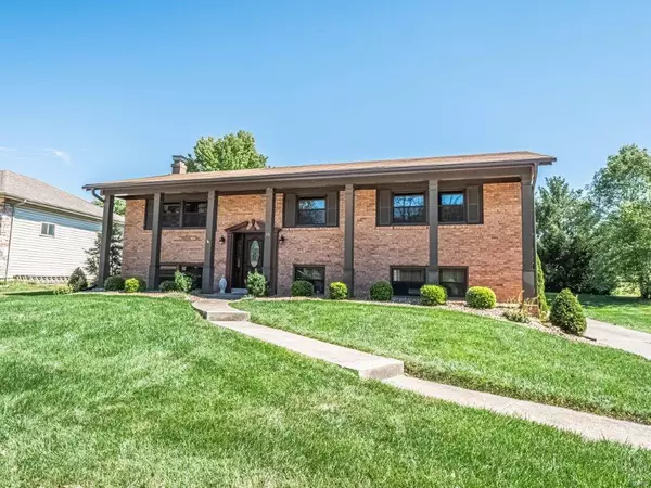 10 Champagne DR, Lake St Louis, MO 63367