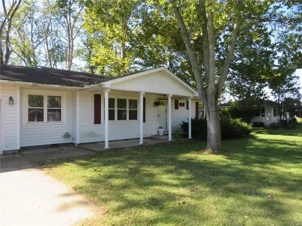 728 E Division ST, Altamont, IL 62411