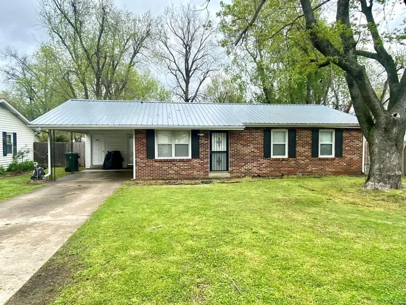 504 Naomi ST, Charleston, MO 63834