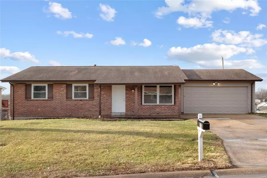 17 Stonehenge CT, St Charles, MO 63303