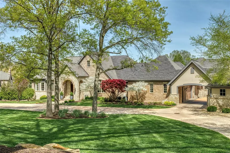 21 Brookwood RD, Town And Country, MO 63131