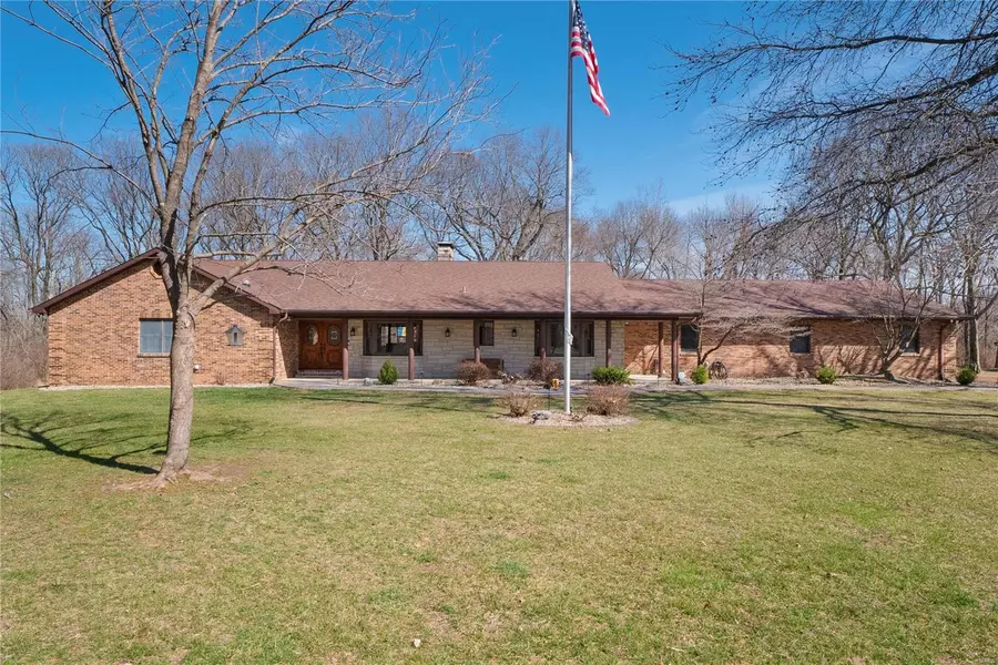 43 Sugar LN, Collinsville, IL 62234