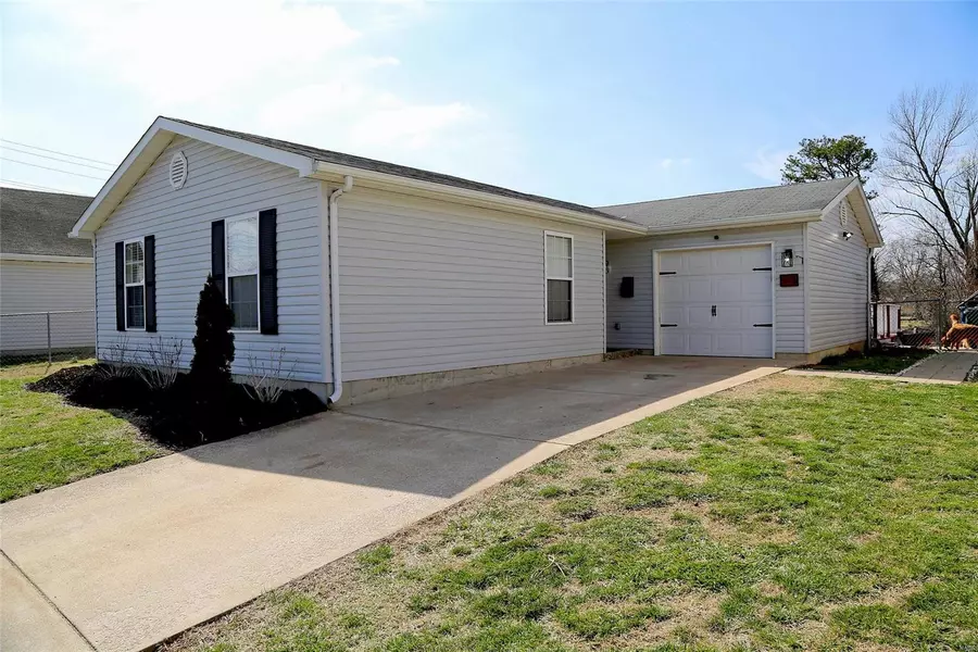 513 S 1st ST, Pacific, MO 63069