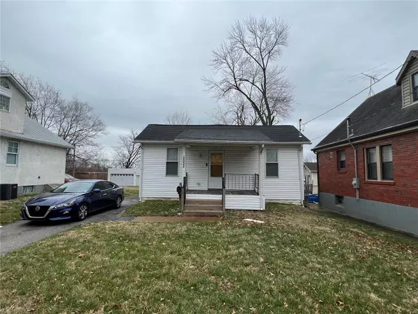 2332 North And South RD, St Louis, MO 63114