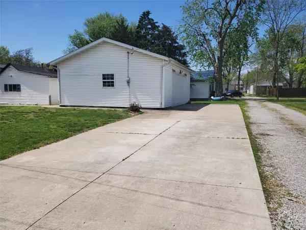 Aviston, IL 62216,99 E 3rd ST