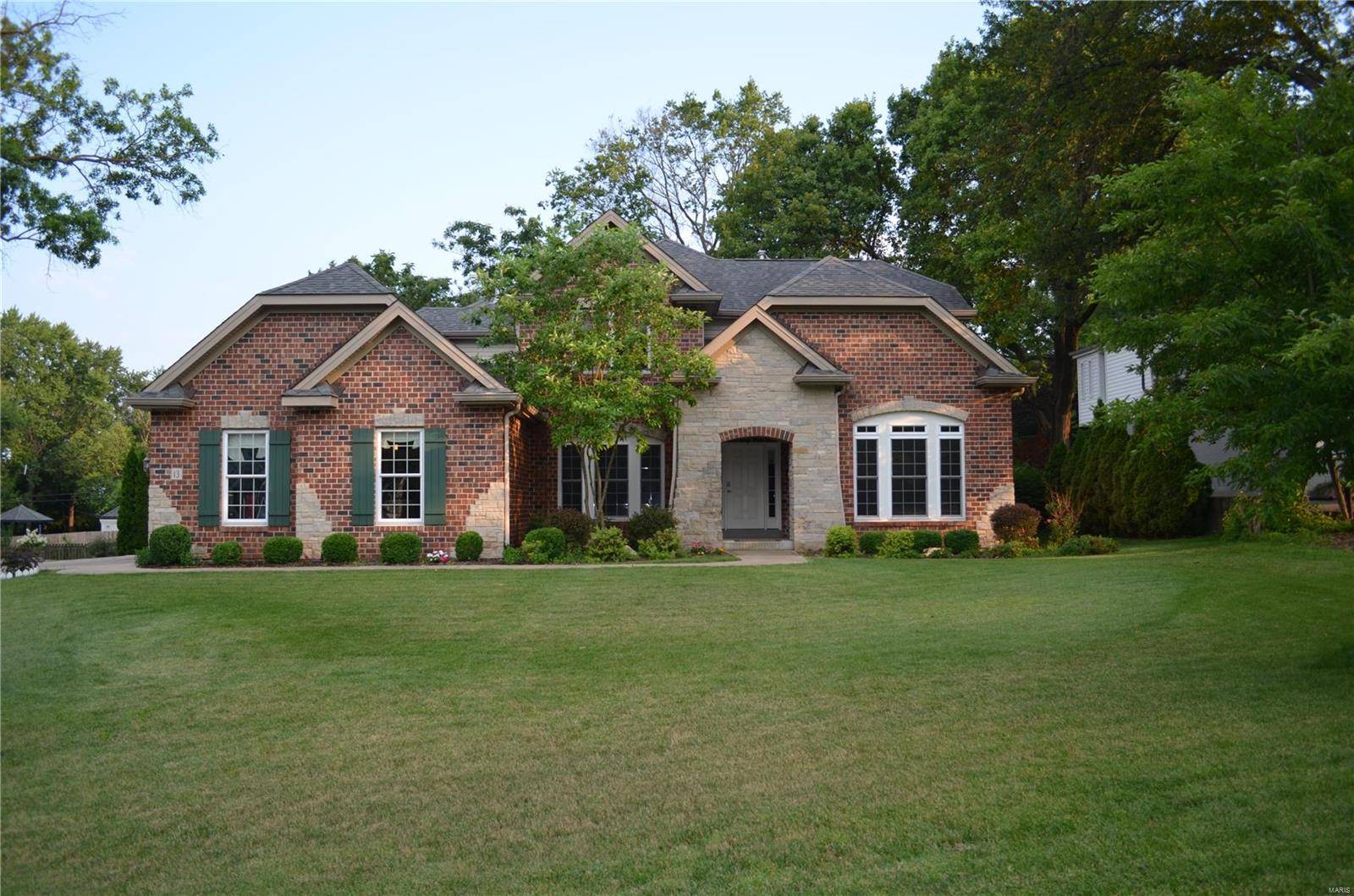 13 Colonial Hills Pkwy, Creve Coeur, MO 63141