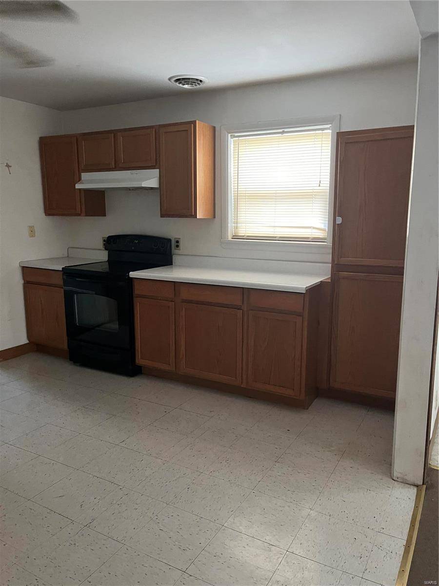 Bowling Green, MO 63334,409 E Champ Clark