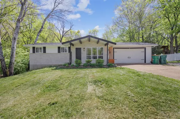 1048 Woodland Trails, Fenton, MO 63026