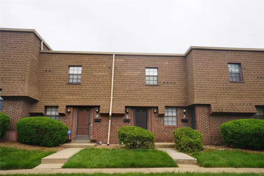 3614 Candlewyck Club #E, Florissant, MO 63034