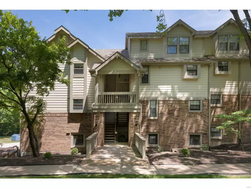 2224 Canyonlands #E, Maryland Heights, MO 63043